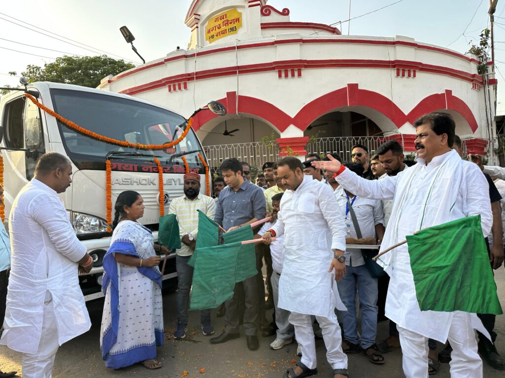 Dr. Akhouri Omkar Nath, Chinta devi, Biyan Kumar, Ganesh Paswan and others showing Green flag to Swiping Vehicles.