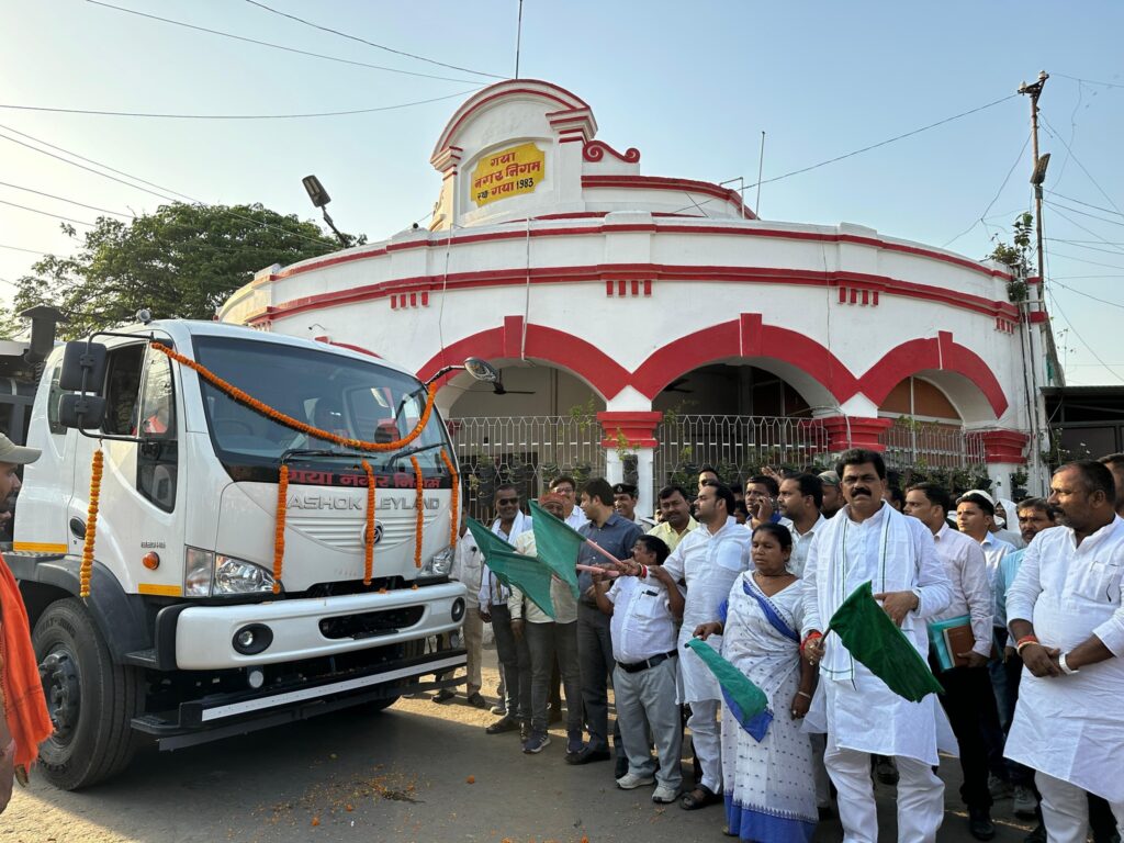 Dr. Akhouri Omkar Nath, Chinta devi, Biyan Kumar, Ganesh Paswan and others showing Green flag to Swiping Vehicles.