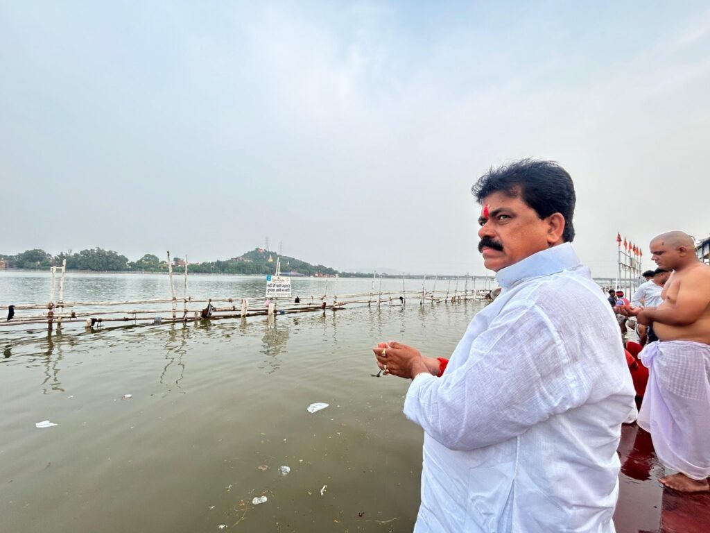 On the occasion of Pitru Paksha, Dr. Mohan Shrivastava offered water for the oblation to ancestors.